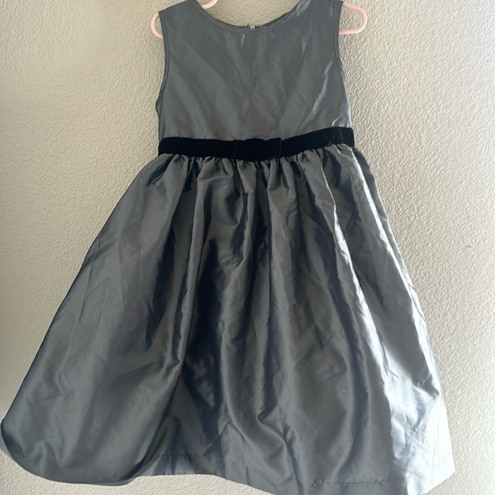 Girls‎ size 4 grey dress with black bow.